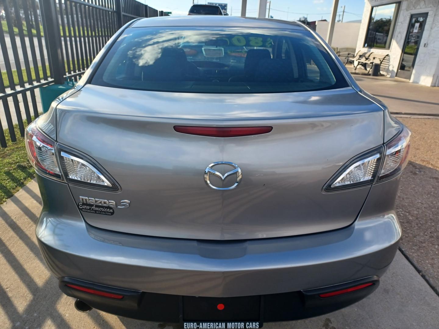 2010 SILVER Mazda MAZDA3 I TOURING (JM1BL1SF6A1) with an 2.0L DOHC EFI 16-valve I4 engine engine, 5-Speed Automatic Overdrive transmission, located at 2001 E. Lancaster, Ft. Worth, 76103, (817) 336-7000, 32.746181, -97.301018 - Photo#6